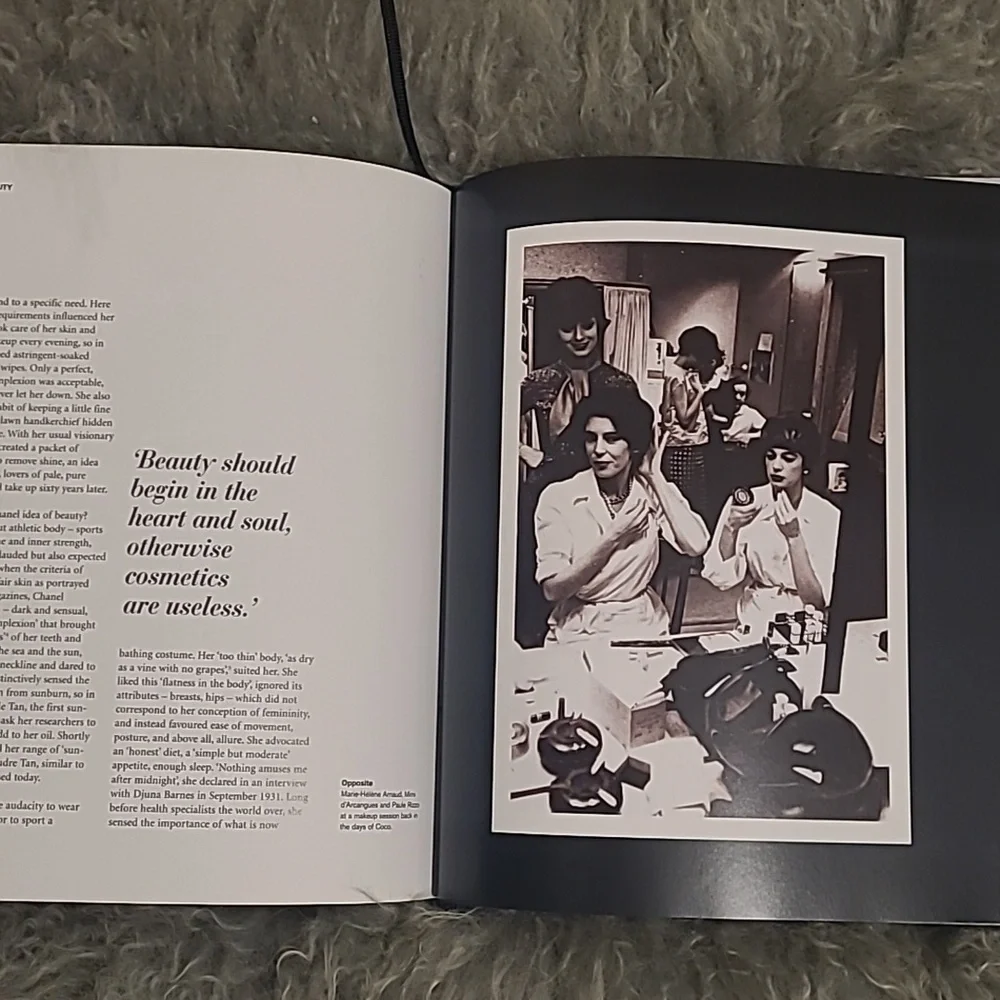 CHANEL COLLECTIONS AND CREATIONS COFFEE TABLE BOOK - Picture 8 of 9